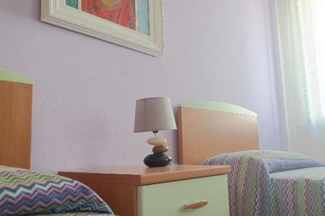 3 bedrooms, travel crib, WiFi, bed sheets. House on the Sky of Burano