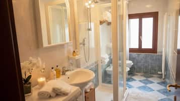 Douche, séchoir à cheveux, bidet, serviettes fournies