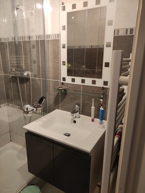 Shower, hair dryer, towels, soap - Chambres et Salle de Douche Privative Dans Maison Chez L'habitant Dans le 78 (Plaisir)