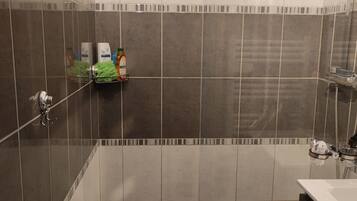 Douche, sĂšche-cheveux, serviettes fournies, savon