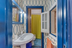 Basic Apartment | Bathroom
