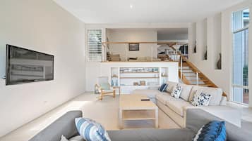 Televisión, chimenea, futbolito y tenis de mesa