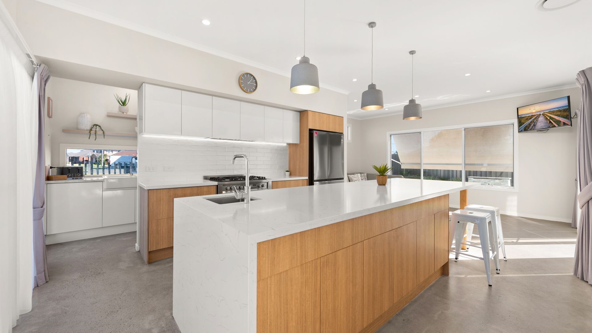 Frigorífico, microondas, horno y placa de cocina