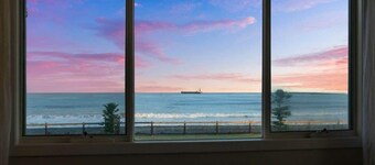 Sea Sand Serenity-Stunning Sophistication Stockton