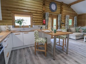 Diskmaskin, vattenkokare och grytor/köksredskap