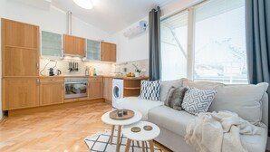 Leilighet – deluxe | Eget kjøkken | Kjøleskap, mikrobølgeovn, ovn og kokeplater