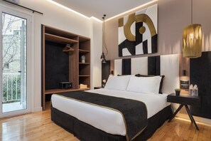 3 dormitorios, caja fuerte, escritorio y tabla de planchar con plancha