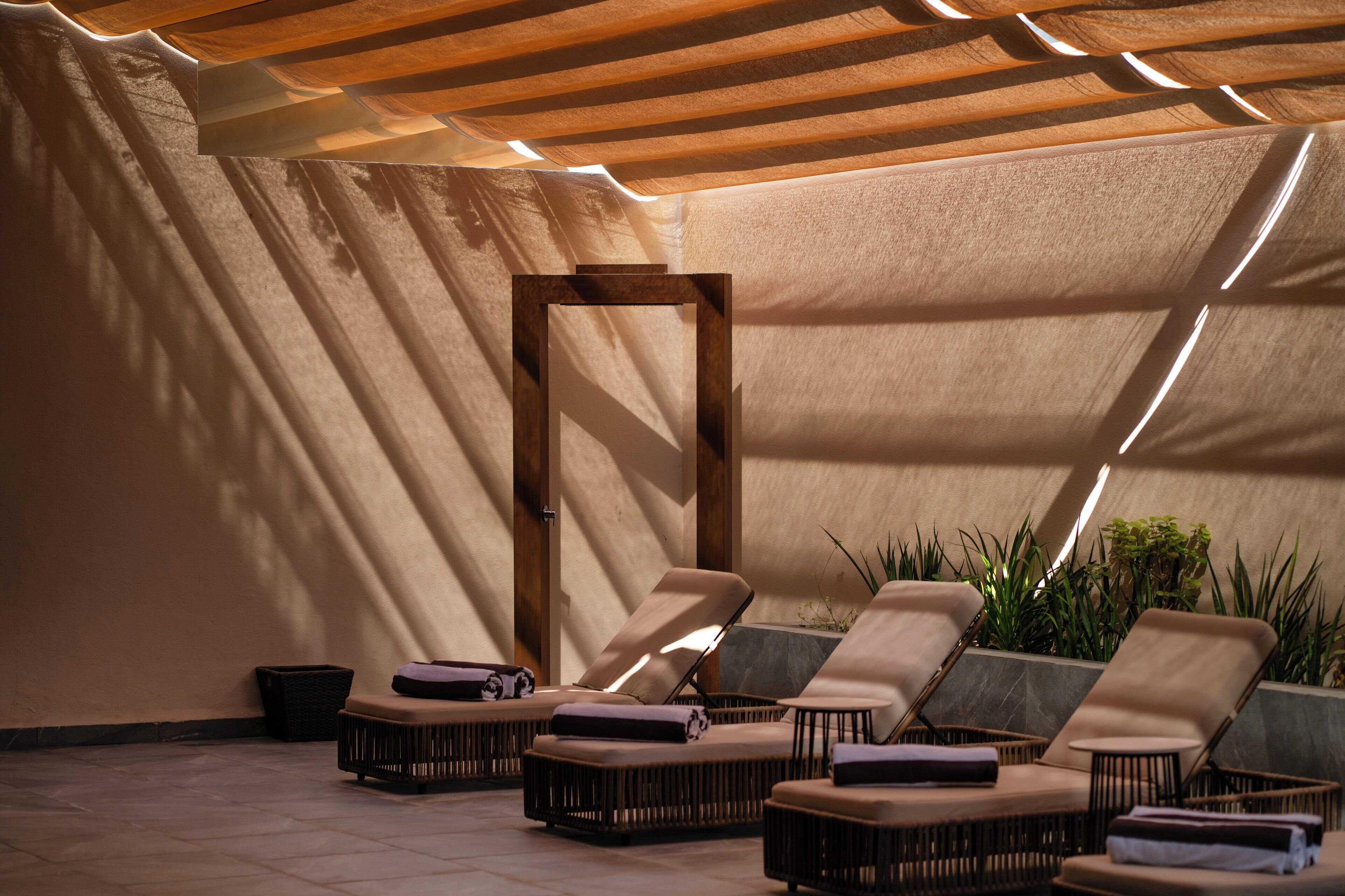 15 piscines couvertes, parasols de plage, chaises longues