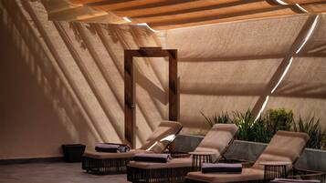 15 piscines couvertes, parasols de plage, chaises longues