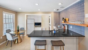 Wasserkocher mit Kaffee-/Teezubehör, Kühlschrank, Mikrowelle, Ofen