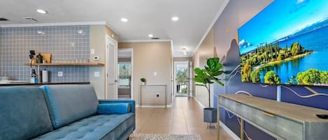 Tv, bøger, kontorer