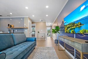 Télévision, livres, espaces bureaux