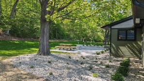 Outdoor dining - Traverse City Elmwood Ranch - Dog Friendly! (Traverse City)