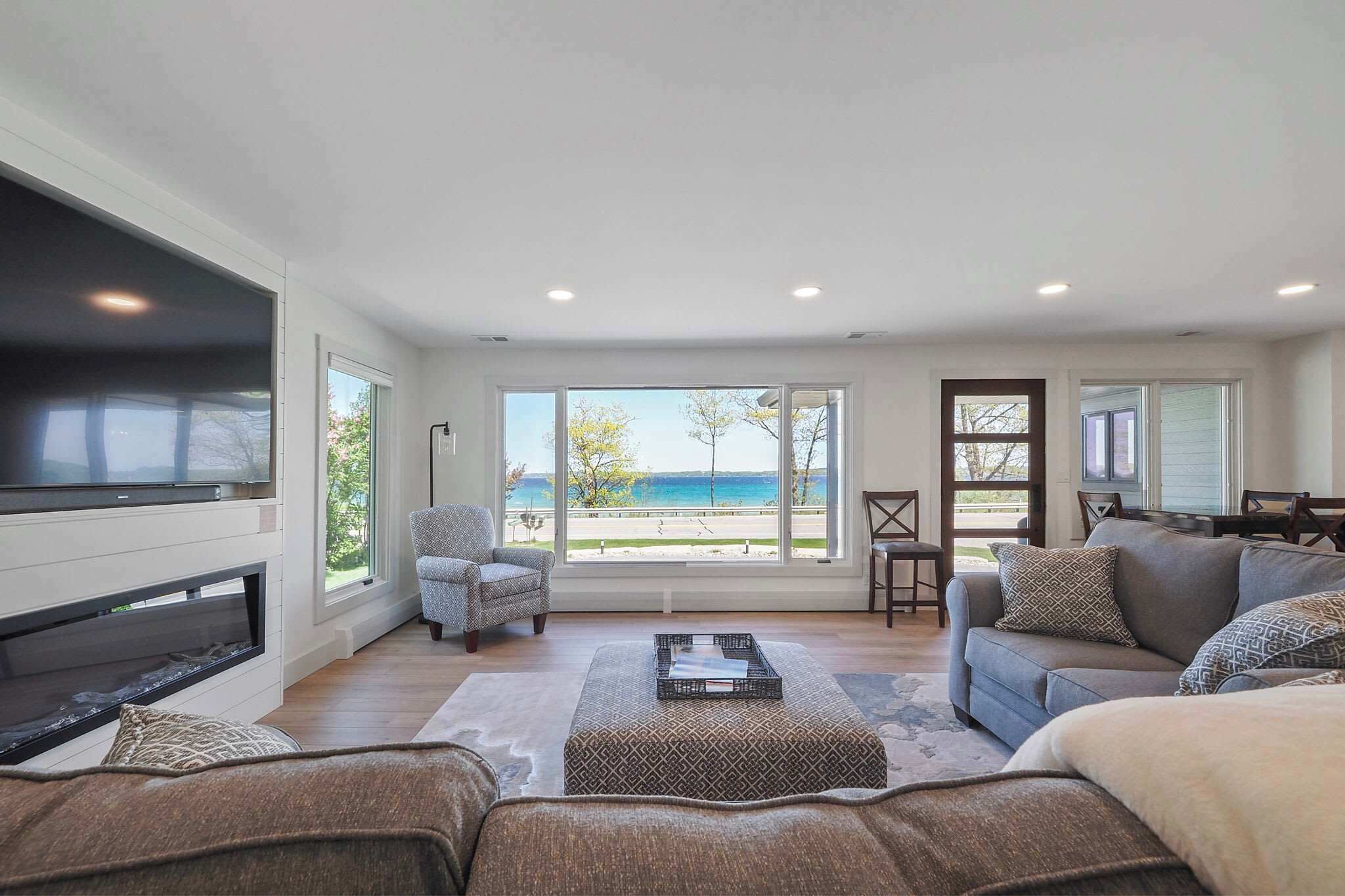 TV, fireplace, offices