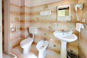 Toalettartikler (inkludert) og hårføner