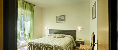 Basic-Doppelzimmer, Bergblick | Schreibtisch, kostenloses WLAN