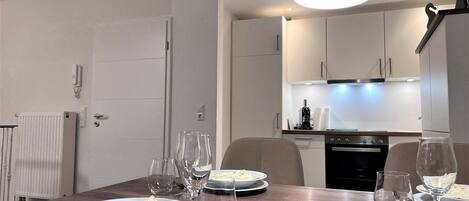 ثلاجة، موقد طهي مسطح، غسالة أطباق، ماكينة لصنع القهوة/الشاي