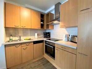 Fridge, microwave, oven, stovetop - Apartmenthaus am Nordseestrand Whg. 9, An der Rennweide 1B, 95qm (Dangast)