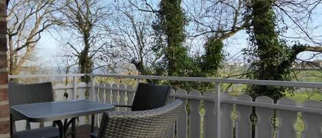 تناول الطعام بالخارج