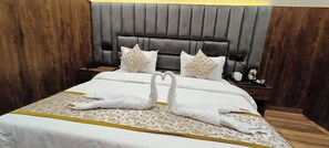 Deluxe Room | Free WiFi - Hotel Madhavam (Mathura)