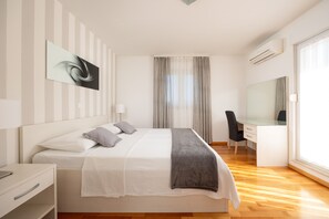 4 Schlafzimmer, Zimmersafe, Schreibtisch, Bügeleisen/Bügelbrett