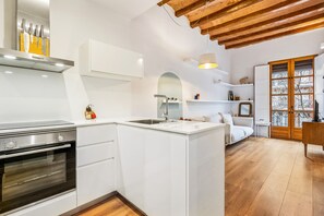 Réfrigérateur, micro-ondes, four, plaque de cuisson