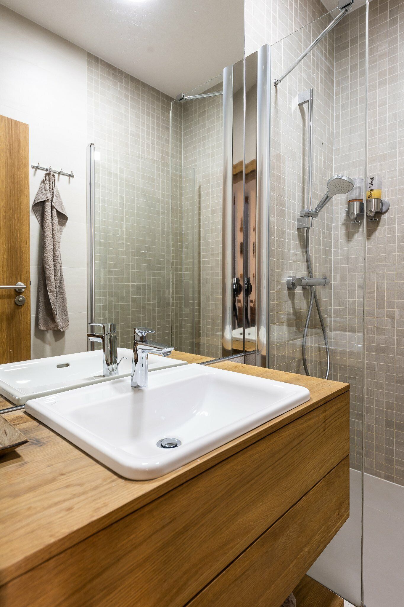 Douche, séchoir à cheveux, serviettes fournies, savon