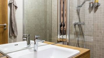 Douche, séchoir à cheveux, serviettes fournies, savon