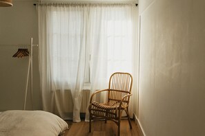 4 chambres, bureau, fer et planche à repasser, lit parapluie