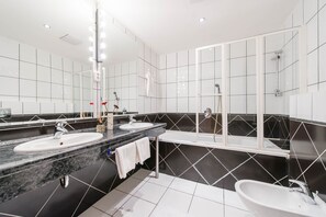 Departamento Deluxe | Baño | Amenidades de baño gratuitas, toallas, jabón, shampoo 