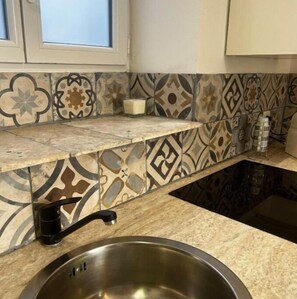 Frigorífic, microones, placa de cuina i cafetera i tetera 