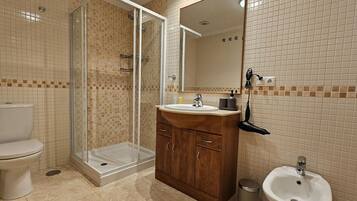 Shower, hair dryer, towels