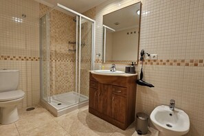 Shower, hair dryer, towels