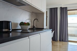 Plaque de cuisson, lave-vaisselle, cafetière/bouilloire, grille-pain