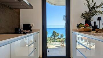 Een magnetron, een oven, een kookplaat, een vaatwasser