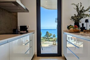 Een microgolfoven, een oven, een kookplaat, een vaatwasser