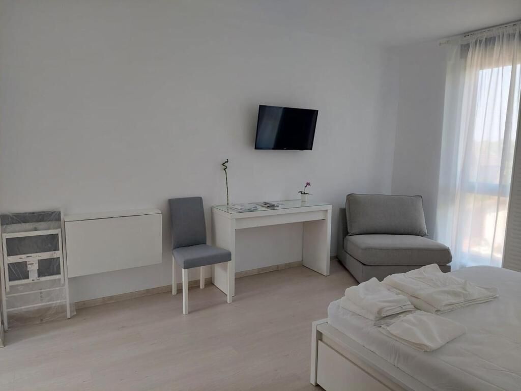 Desk, laptop workspace, WiFi (free), bed sheets