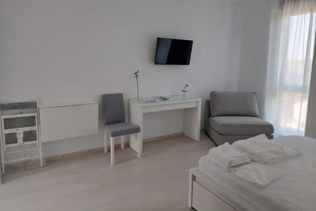 Desk, laptop workspace, WiFi (free), bed sheets