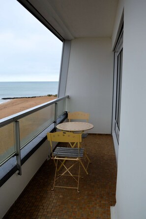 Outdoor dining - L'Esperluette - magnificent sea view and balcony (Courseulles-sur-Mer)
