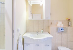 Comfort Apartment | Bathroom