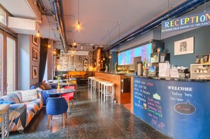 Bar (on property) - 8-bettzimmer mit Etagendusche (Dresden)