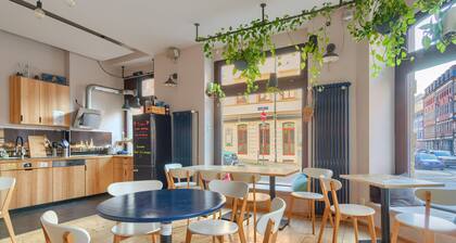 Zweibettzimmer mit Etagendusche im Hostel Mondpalast