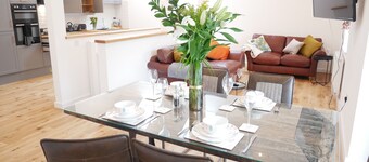 Gill Gardens Barn with Hot Tub 