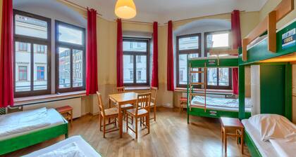 Bett im 6-Bettzimmer (mixed) mit Etagendusche/WC im Hostel Mondpalast