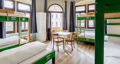 Bett im 7-Bettzimmer mit Etagendusche im Hostel Mondpalast