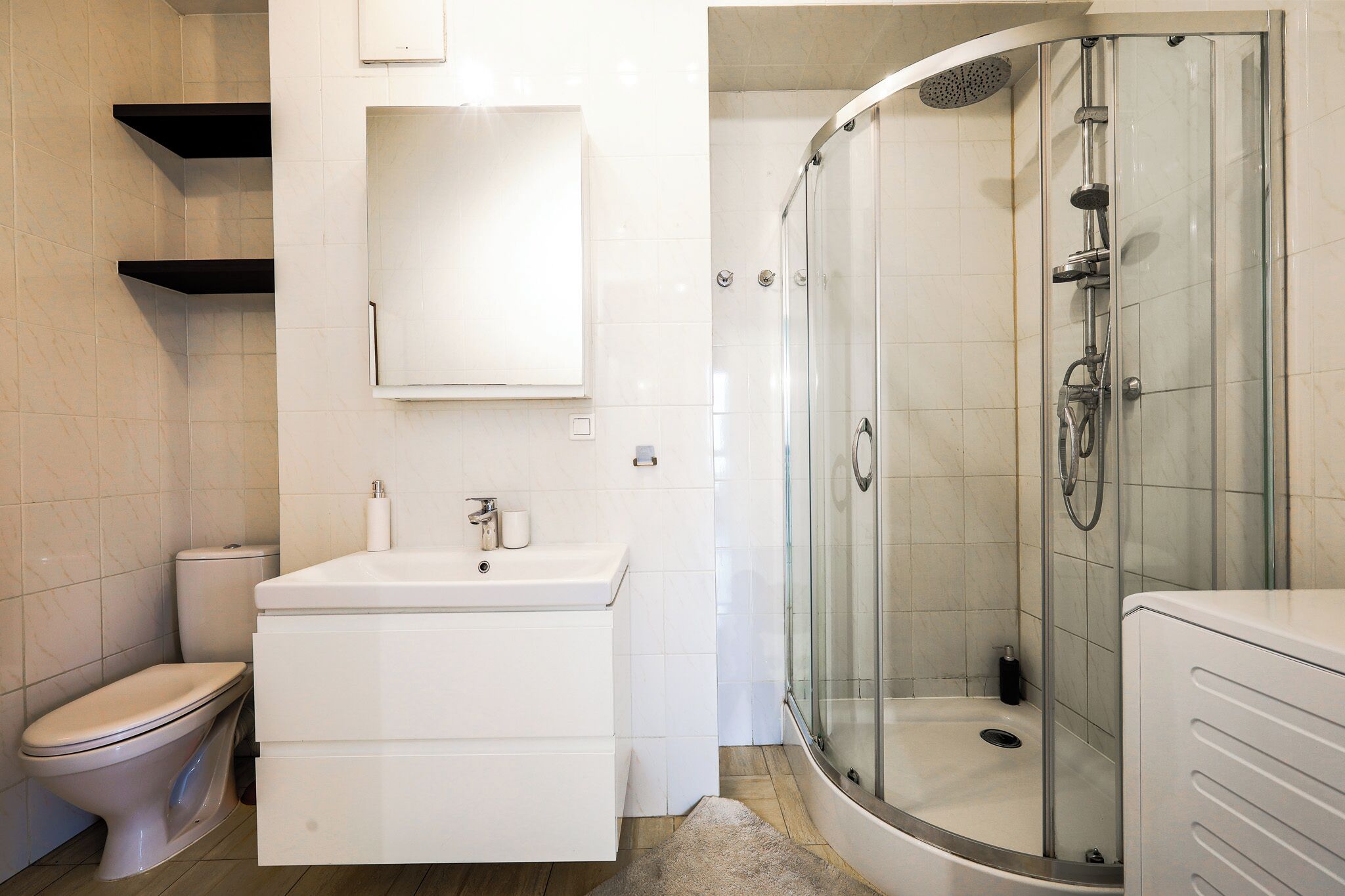 Dusche, Haartrockner, Handtücher, Seife