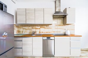 Jääkaappi, mikroaaltouuni, uuni, liesi