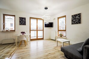 Smart TV - 2-bedroom apartment in the modern district of Warsaw with WiFi and TV. 
 (Warszawa)