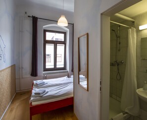 Shower, hair dryer, towels - Doppelzimmer mit Bad (Dresden)