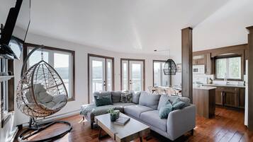 Televisie, een open haard en een kantoor